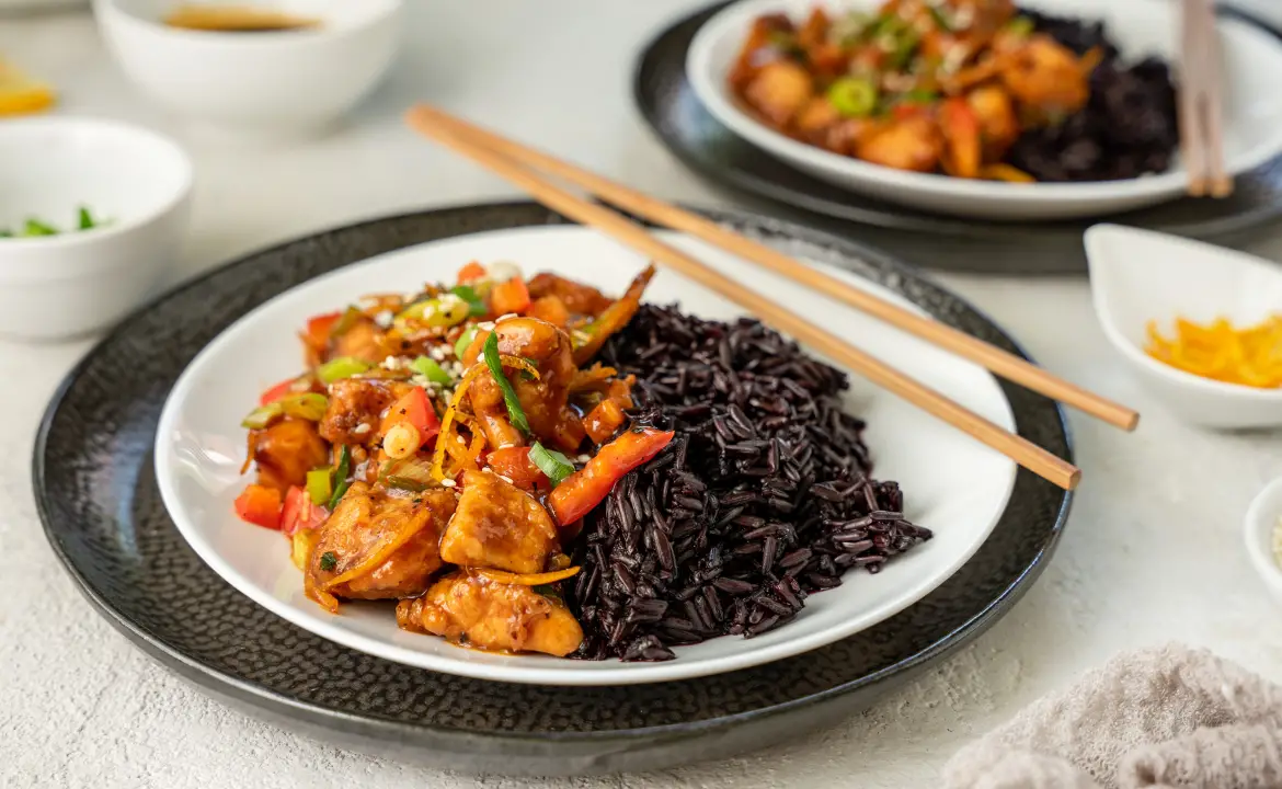 Narancsos csirke fekete jázmin rizzsel Narancsos csirke fekete jázmin rizzsel