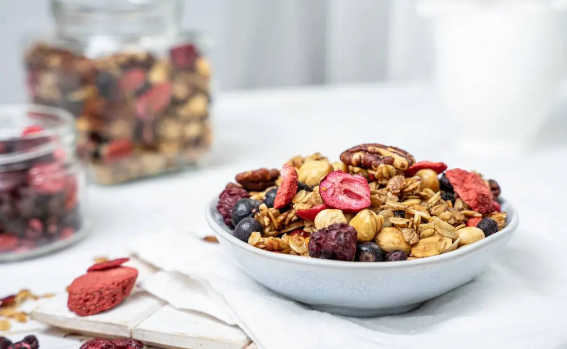 Házi granola csokival vagy liofilizált gyümölcsökkel Házi granola csokival vagy liofilizált gyümölcsökkel