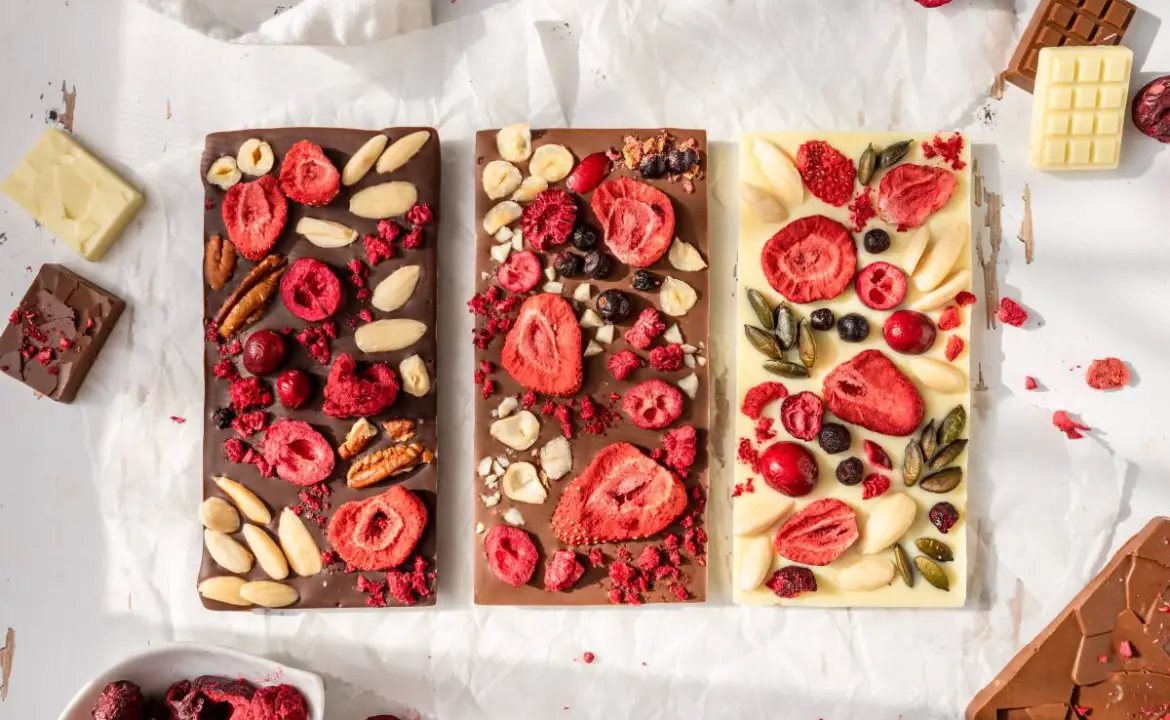 Házi kézműves táblás csoki - liofilizált gyümölcsökkel Házi kézműves táblás csoki - liofilizált gyümölcsökkel