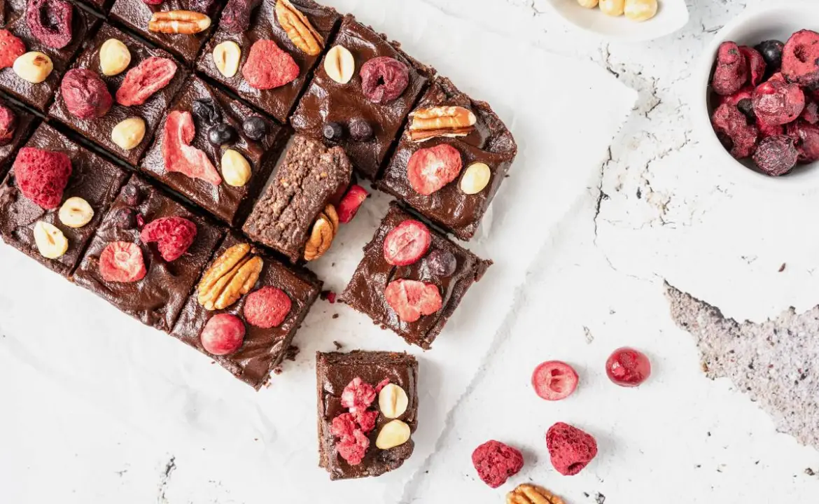 Nyers brownie liofilizált gyümölcsökkel Nyers brownie liofilizált gyümölcsökkel