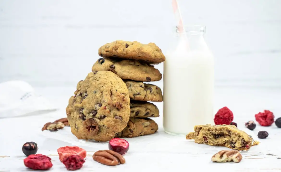 Banános-csokis keksz liofilizált gyümölcsökkel Banános-csokis keksz liofilizált gyümölcsökkel