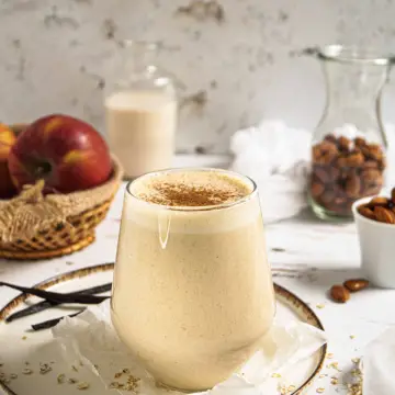Almás-fahéjas smoothie recept zabpehellyel és  mandulakrémmel