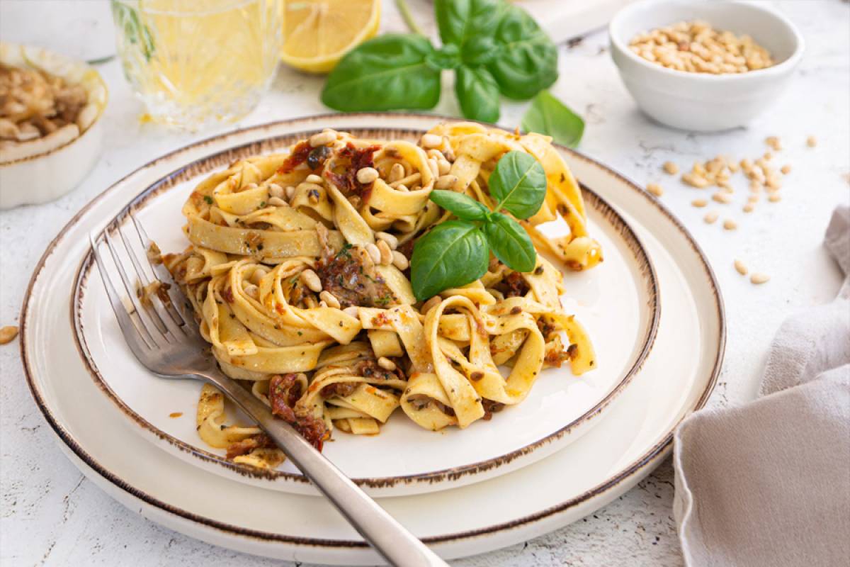 Tagliatelle kapribogyós-olívabogyós aszalt paradicsommal