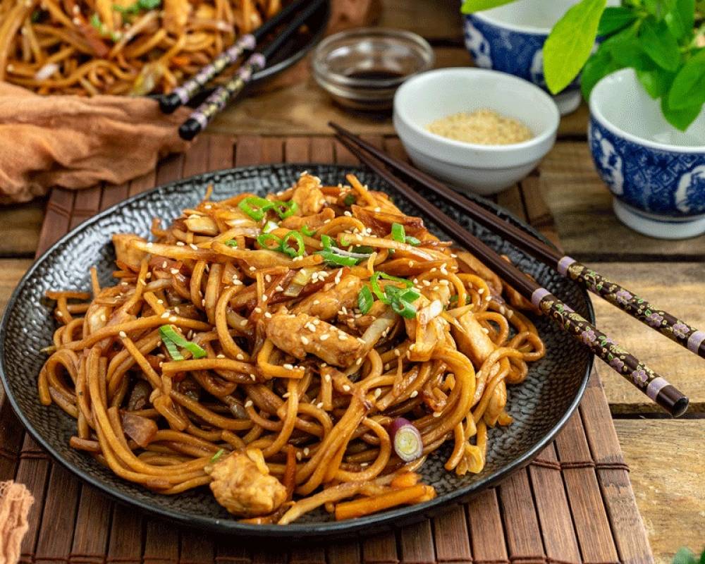 Chow Mein: kínai pirított tészta csirkemellel